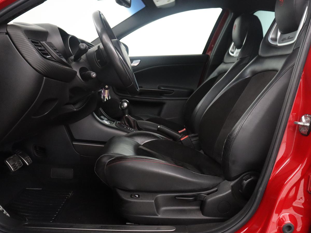 Alfa Romeo Giulietta Alfa Romeo Giulietta 1.6 JTDm Super Veloce | Automaat | Stoelverwarming | Sportstoelen | PDC | Alcantara | Bluetooth | Climate control