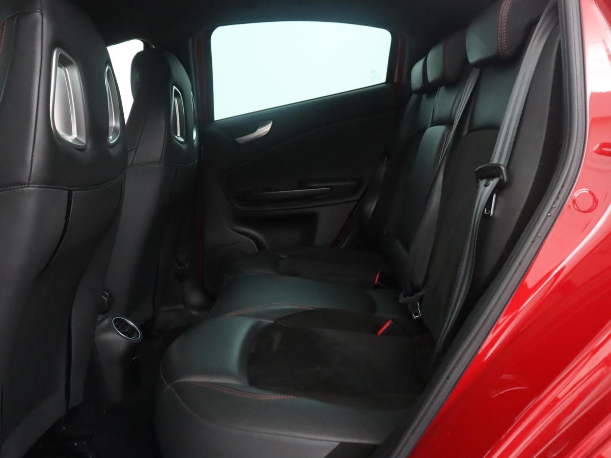 Alfa Romeo Giulietta Alfa Romeo Giulietta 1.6 JTDm Super Veloce | Automaat | Stoelverwarming | Sportstoelen | PDC | Alcantara | Bluetooth | Climate control