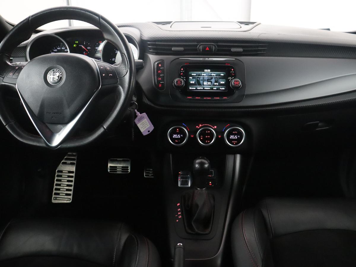 Alfa Romeo Giulietta Alfa Romeo Giulietta 1.6 JTDm Super Veloce | Automaat | Stoelverwarming | Sportstoelen | PDC | Alcantara | Bluetooth | Climate control