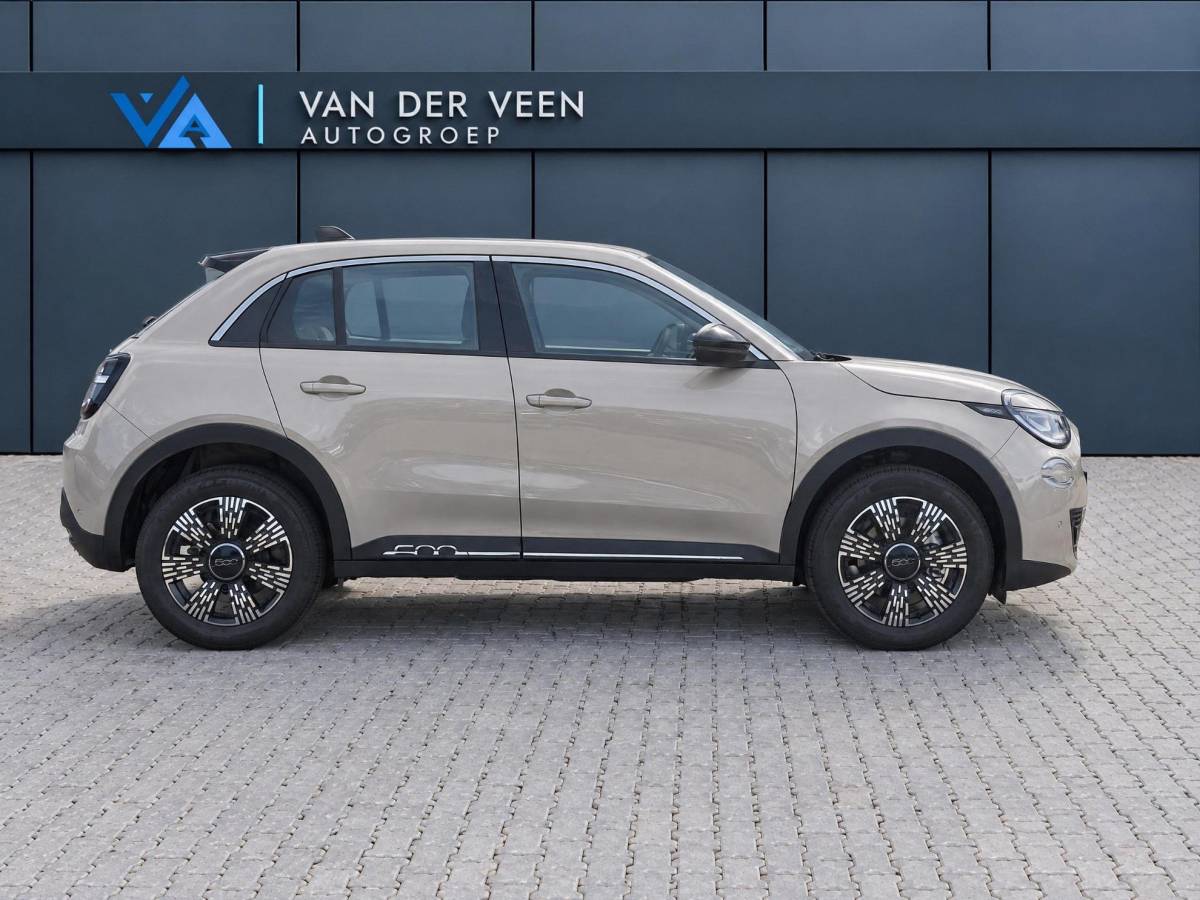 Fiat 600 Fiat 600 1.2 Hybrid Pop | Incl. 12 maanden garantie | Cruise control | Parkeercamera | Apple carplay/Android auto | DAB radio | Navigatie | Stoelverwarming | Climate control |