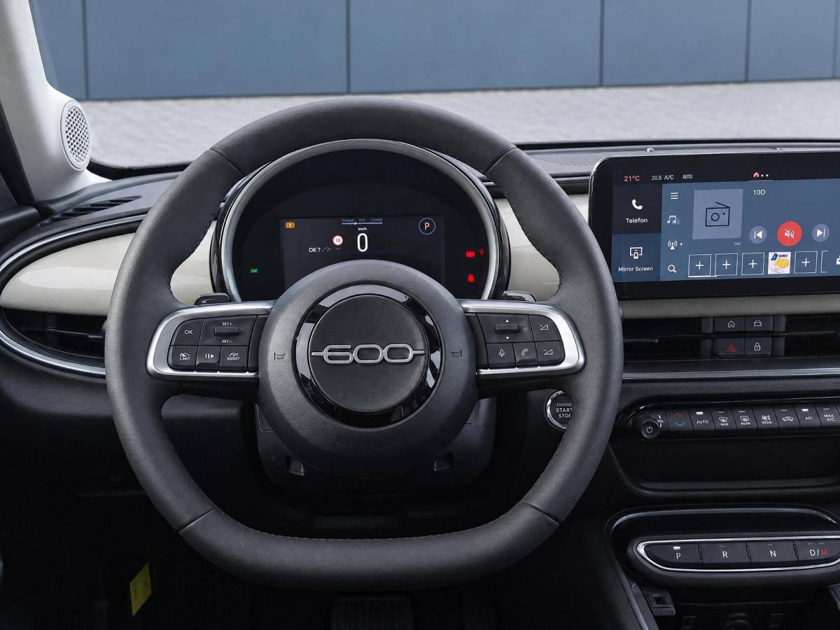 Fiat 600 Fiat 600 1.2 Hybrid Pop | Incl. 12 maanden garantie | Cruise control | Parkeercamera | Apple carplay/Android auto | DAB radio | Navigatie | Stoelverwarming | Climate control |