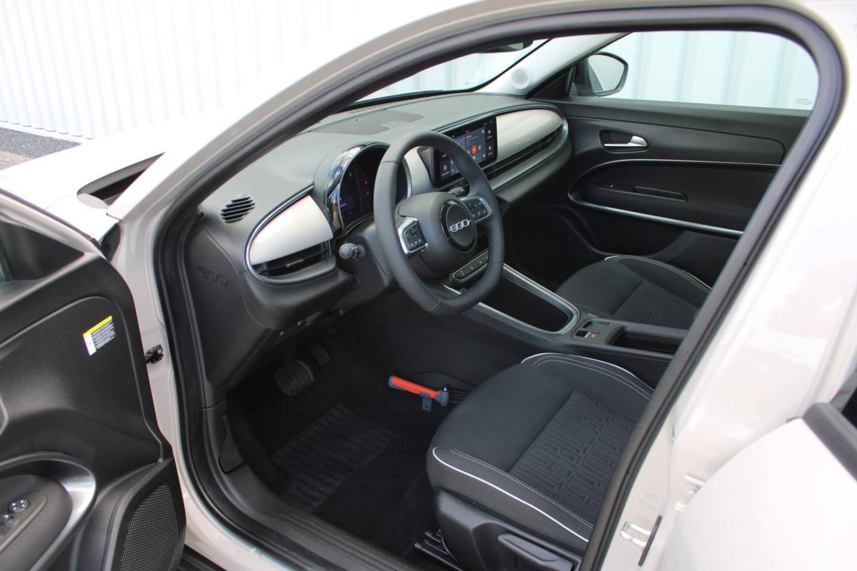 Fiat 600 Fiat 600 1.2 Hybrid Pop | Incl. 12 maanden garantie | Cruise control | Parkeercamera | Apple carplay/Android auto | DAB radio | Navigatie | Stoelverwarming | Climate control |