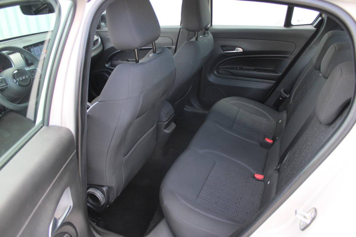 Fiat 600 Fiat 600 1.2 Hybrid Pop | Incl. 12 maanden garantie | Cruise control | Parkeercamera | Apple carplay/Android auto | DAB radio | Navigatie | Stoelverwarming | Climate control |