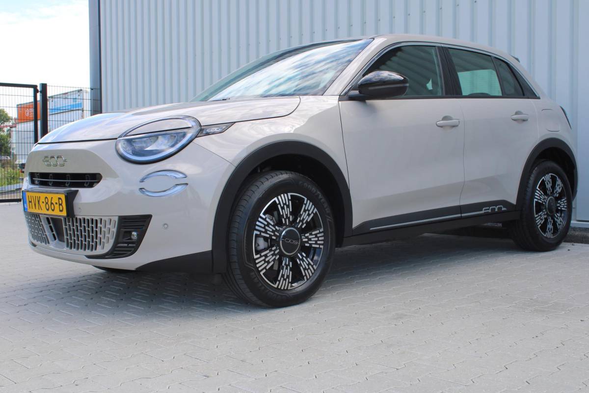 Fiat 600 Fiat 600 1.2 Hybrid Pop | Incl. 12 maanden garantie | Cruise control | Parkeercamera | Apple carplay/Android auto | DAB radio | Navigatie | Stoelverwarming | Climate control |