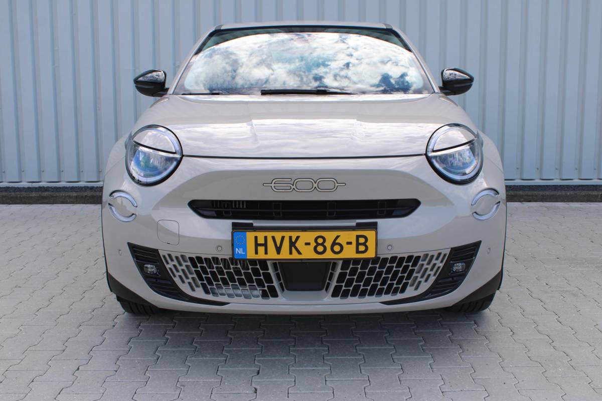 Fiat 600 Fiat 600 1.2 Hybrid Pop | Incl. 12 maanden garantie | Cruise control | Parkeercamera | Apple carplay/Android auto | DAB radio | Navigatie | Stoelverwarming | Climate control |