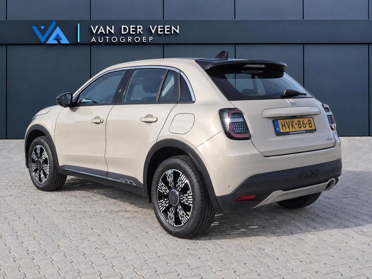 Fiat 600 Fiat 600 1.2 Hybrid Pop | Incl. 12 maanden garantie | Cruise control | Parkeercamera | Apple carplay/Android auto | DAB radio | Navigatie | Stoelverwarming | Climate control |