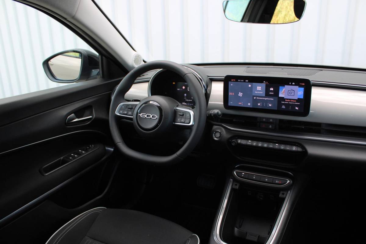 Fiat 600 Fiat 600 1.2 Hybrid Pop | Incl. 12 maanden garantie | Cruise control | Parkeercamera | Apple carplay/Android auto | DAB radio | Navigatie | Stoelverwarming | Climate control |