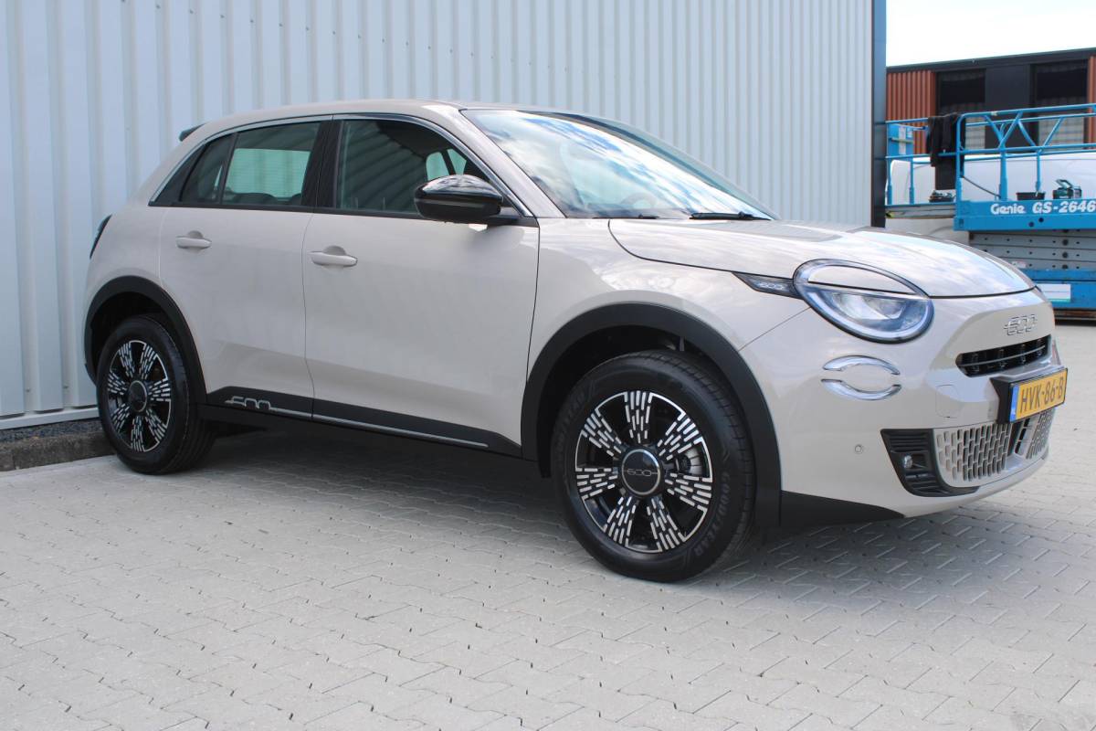 Fiat 600 Fiat 600 1.2 Hybrid Pop | Incl. 12 maanden garantie | Cruise control | Parkeercamera | Apple carplay/Android auto | DAB radio | Navigatie | Stoelverwarming | Climate control |