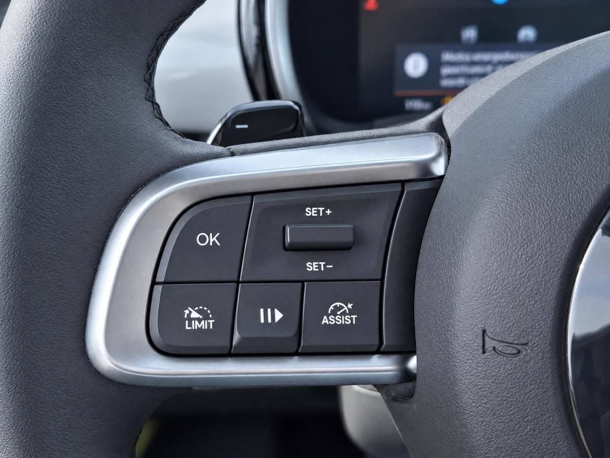 Fiat 600 Fiat 600 1.2 Hybrid Pop | Incl. 12 maanden garantie | Cruise control | Parkeercamera | Apple carplay/Android auto | DAB radio | Navigatie | Stoelverwarming | Climate control |