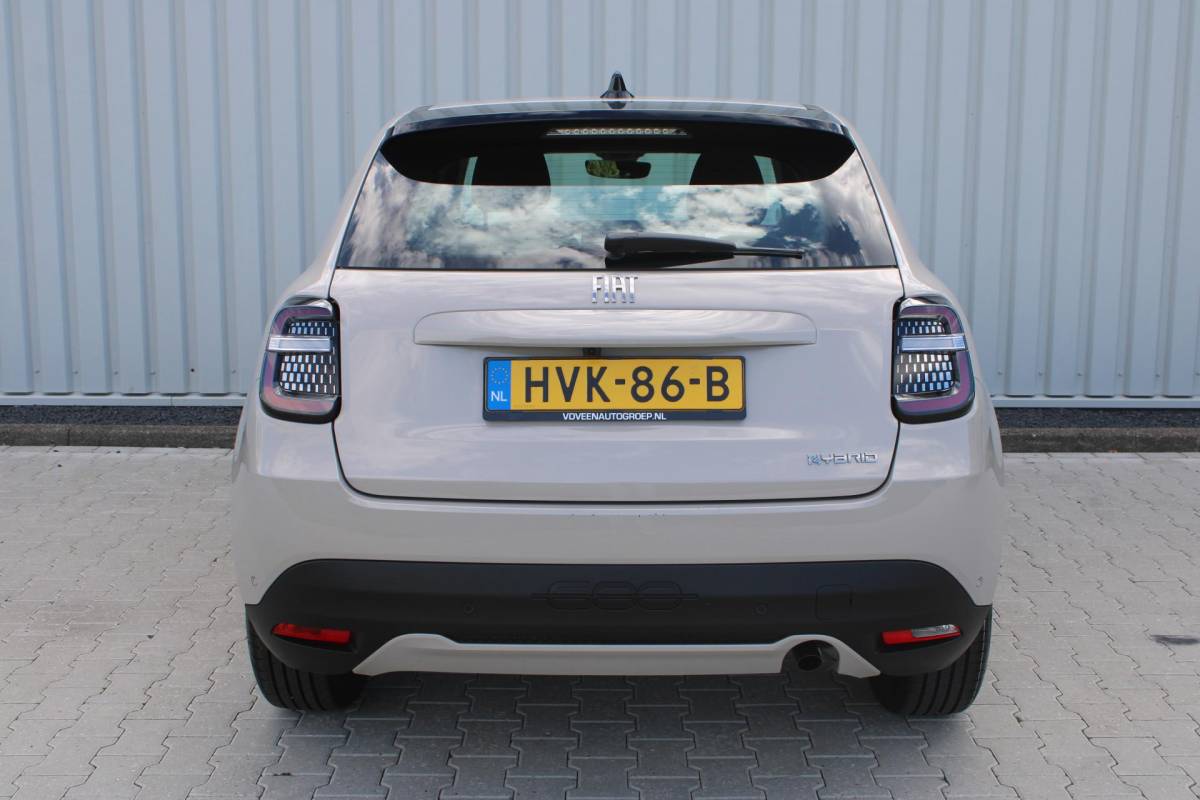 Fiat 600 Fiat 600 1.2 Hybrid Pop | Incl. 12 maanden garantie | Cruise control | Parkeercamera | Apple carplay/Android auto | DAB radio | Navigatie | Stoelverwarming | Climate control |