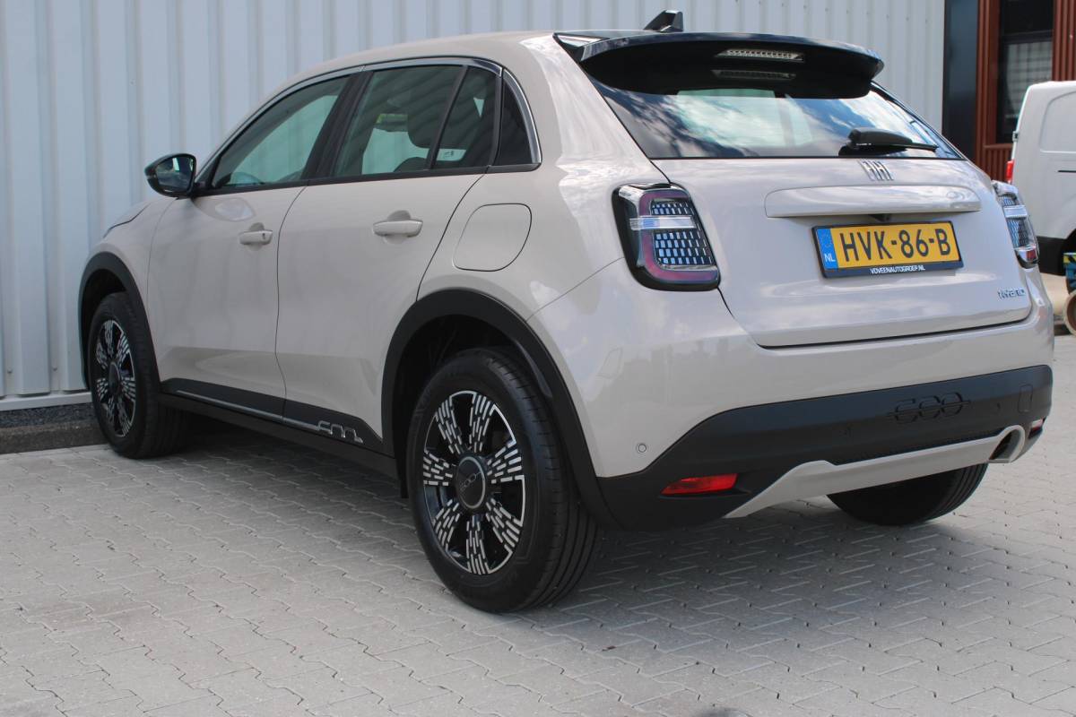 Fiat 600 Fiat 600 1.2 Hybrid Pop | Incl. 12 maanden garantie | Cruise control | Parkeercamera | Apple carplay/Android auto | DAB radio | Navigatie | Stoelverwarming | Climate control |