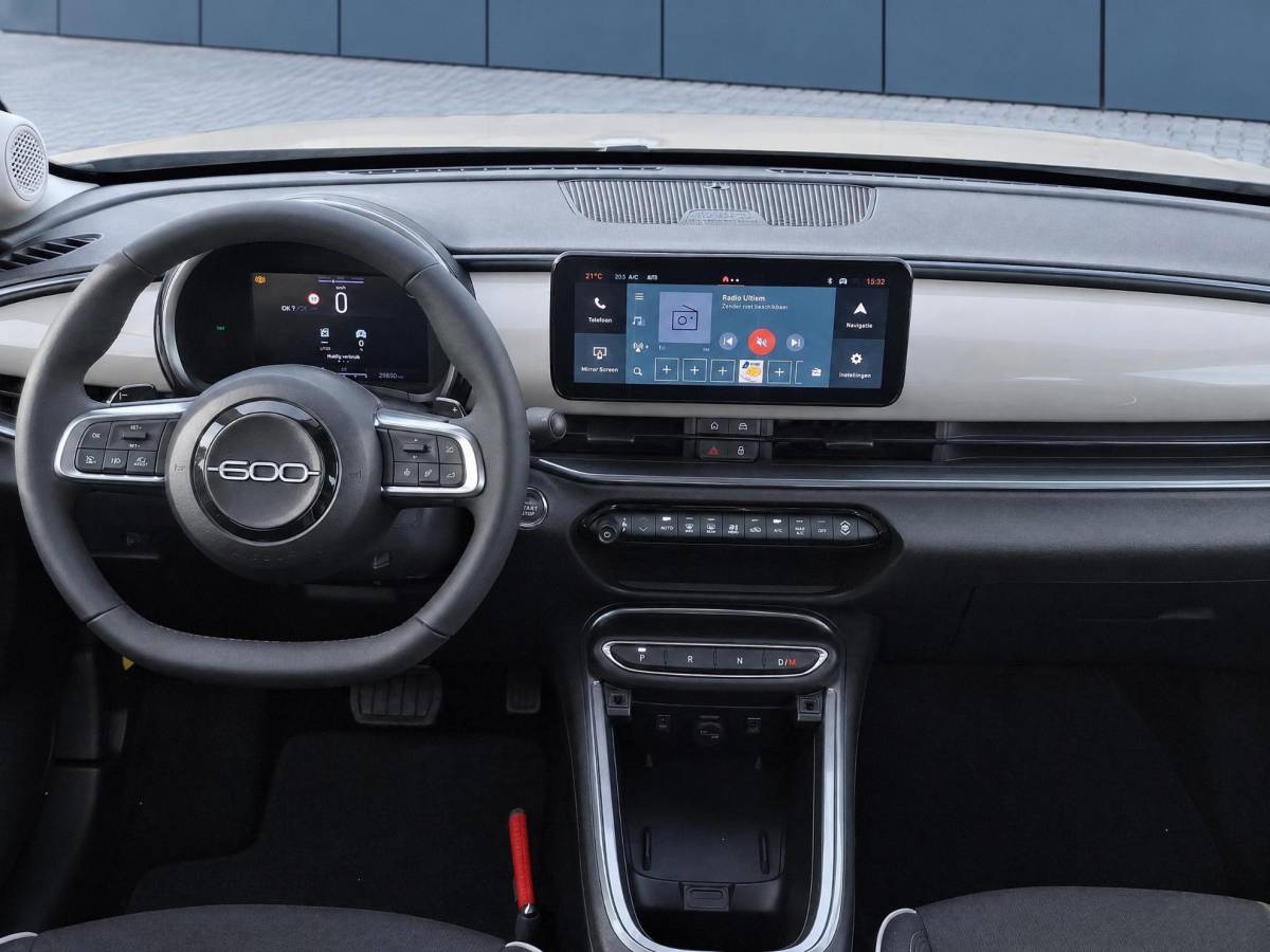 Fiat 600 Fiat 600 1.2 Hybrid Pop | Incl. 12 maanden garantie | Cruise control | Parkeercamera | Apple carplay/Android auto | DAB radio | Navigatie | Stoelverwarming | Climate control |