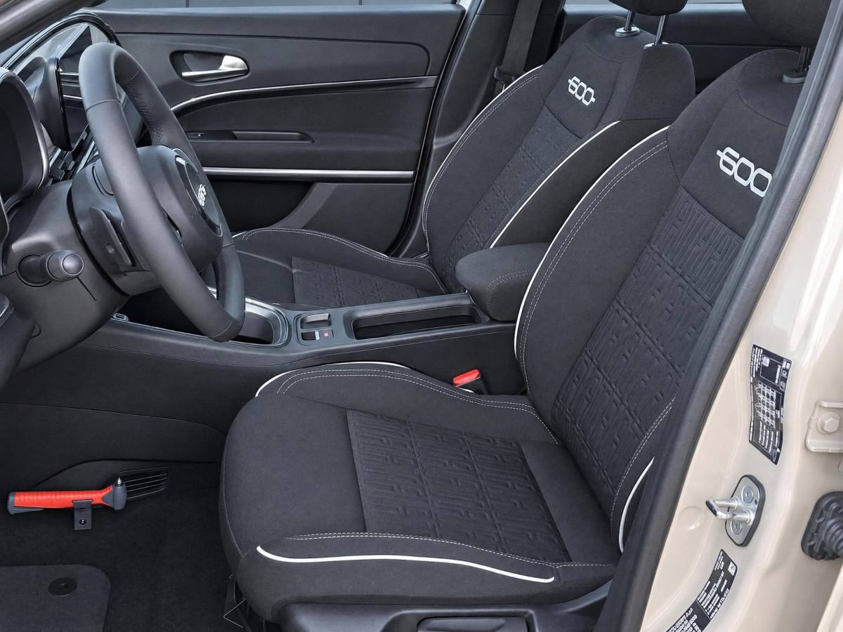Fiat 600 Fiat 600 1.2 Hybrid Pop | Incl. 12 maanden garantie | Cruise control | Parkeercamera | Apple carplay/Android auto | DAB radio | Navigatie | Stoelverwarming | Climate control |