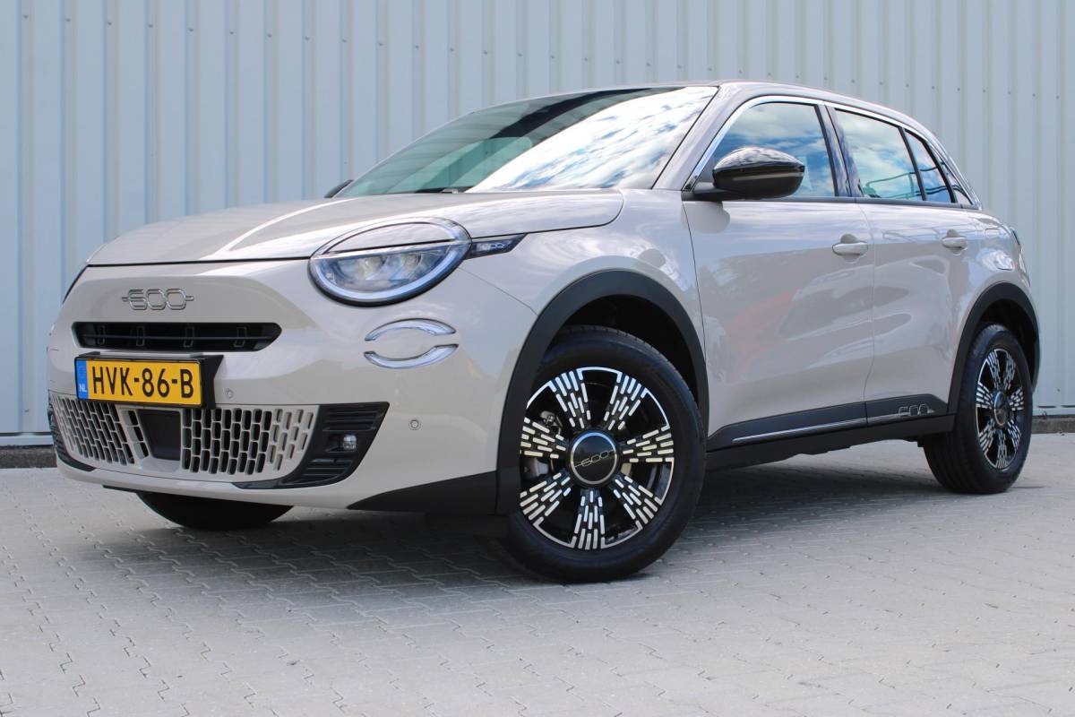 Fiat 600 Fiat 600 1.2 Hybrid Pop | Incl. 12 maanden garantie | Cruise control | Parkeercamera | Apple carplay/Android auto | DAB radio | Navigatie | Stoelverwarming | Climate control |