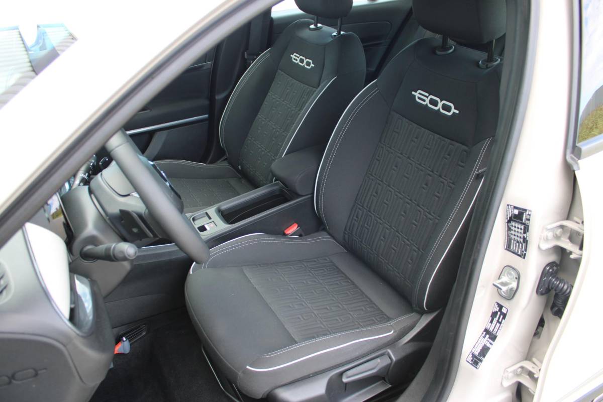 Fiat 600 Fiat 600 1.2 Hybrid Pop | Incl. 12 maanden garantie | Cruise control | Parkeercamera | Apple carplay/Android auto | DAB radio | Navigatie | Stoelverwarming | Climate control |