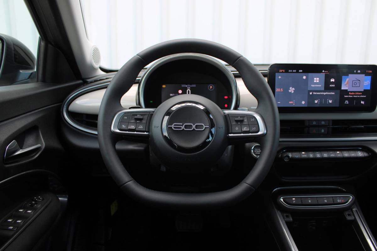 Fiat 600 Fiat 600 1.2 Hybrid Pop | Incl. 12 maanden garantie | Cruise control | Parkeercamera | Apple carplay/Android auto | DAB radio | Navigatie | Stoelverwarming | Climate control |