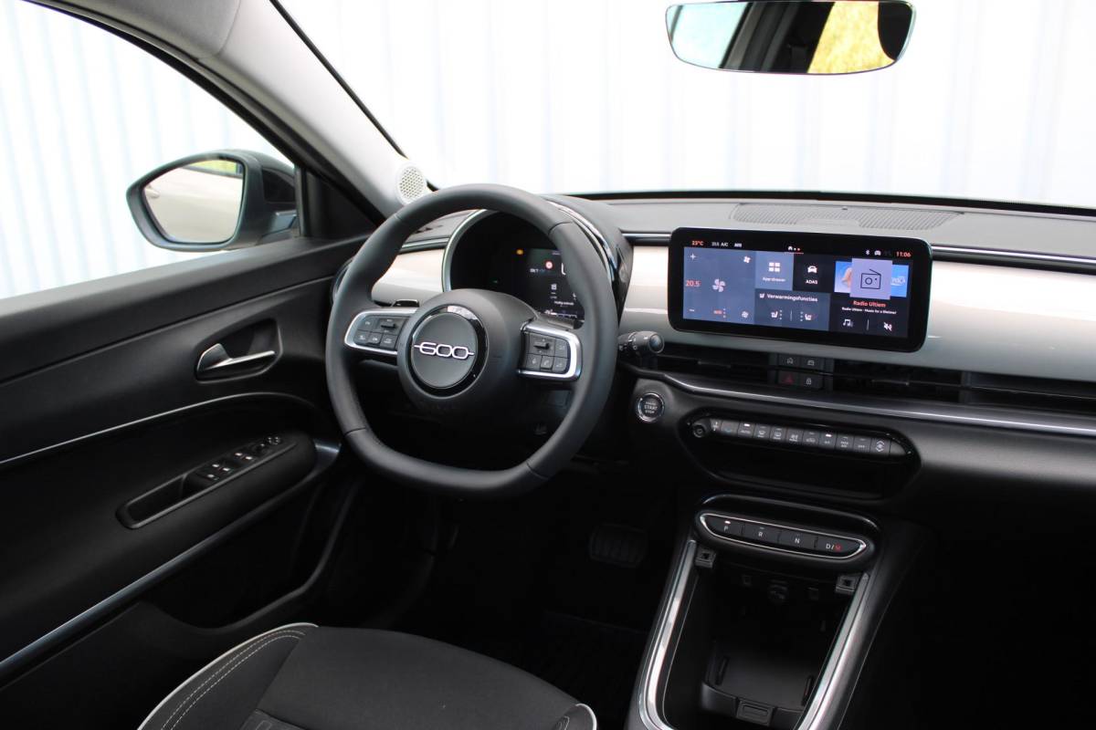 Fiat 600 Fiat 600 1.2 Hybrid Pop | Incl. 12 maanden garantie | Cruise control | Parkeercamera | Apple carplay/Android auto | DAB radio | Navigatie | Stoelverwarming | Climate control |