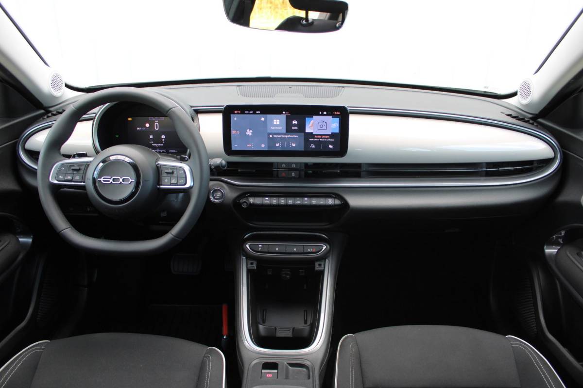 Fiat 600 Fiat 600 1.2 Hybrid Pop | Incl. 12 maanden garantie | Cruise control | Parkeercamera | Apple carplay/Android auto | DAB radio | Navigatie | Stoelverwarming | Climate control |