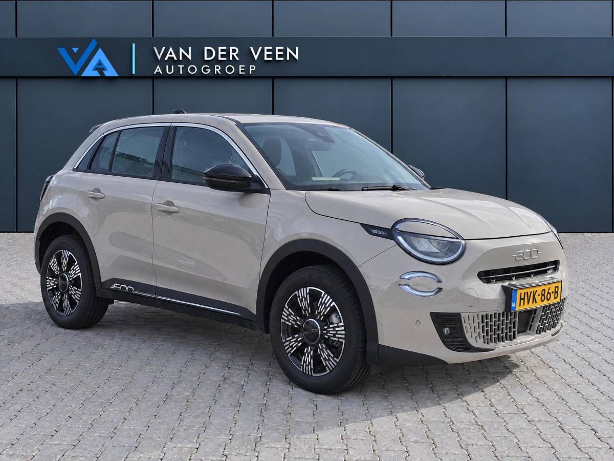 Fiat 600 Fiat 600 1.2 Hybrid Pop | Incl. 12 maanden garantie | Cruise control | Parkeercamera | Apple carplay/Android auto | DAB radio | Navigatie | Stoelverwarming | Climate control |