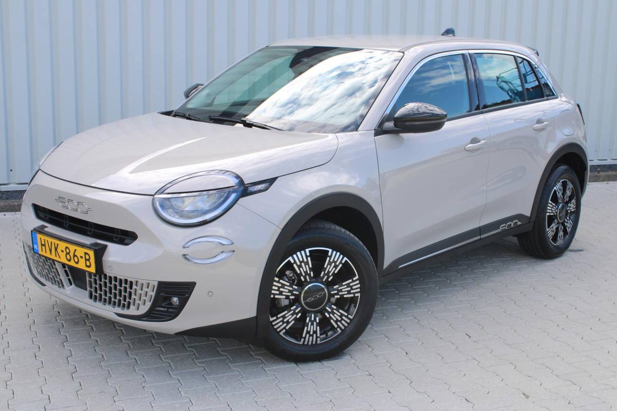 Fiat 600 Fiat 600 1.2 Hybrid Pop | Incl. 12 maanden garantie | Cruise control | Parkeercamera | Apple carplay/Android auto | DAB radio | Navigatie | Stoelverwarming | Climate control |