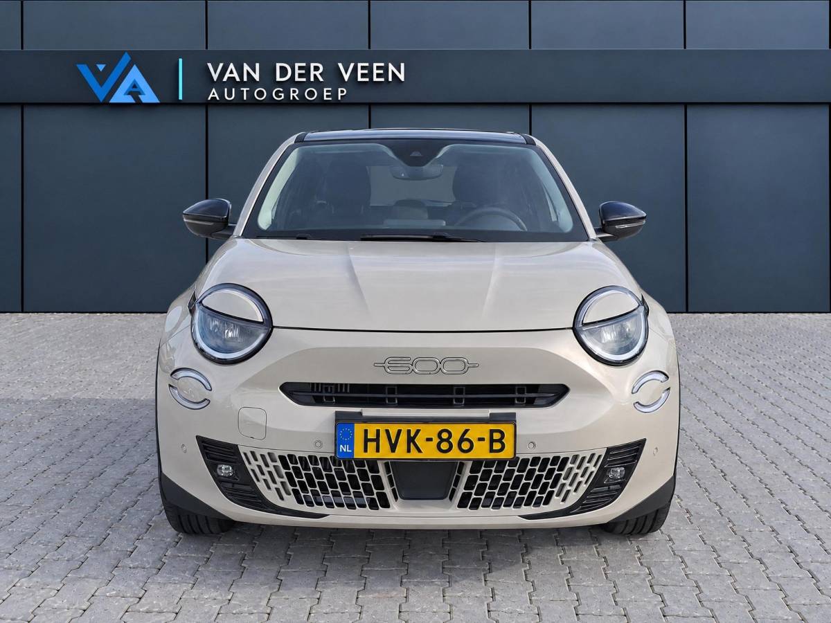 Fiat 600 Fiat 600 1.2 Hybrid Pop | Incl. 12 maanden garantie | Cruise control | Parkeercamera | Apple carplay/Android auto | DAB radio | Navigatie | Stoelverwarming | Climate control |