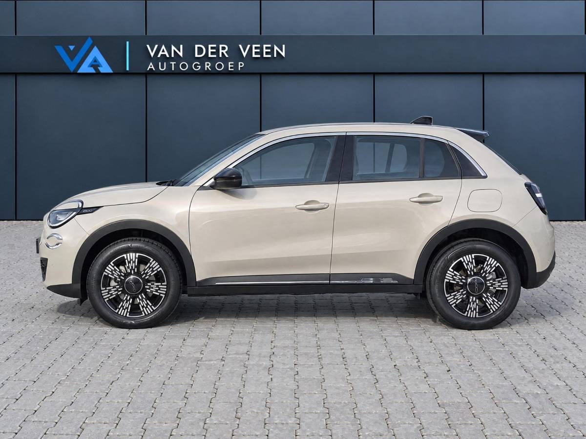 Fiat 600 Fiat 600 1.2 Hybrid Pop | Incl. 12 maanden garantie | Cruise control | Parkeercamera | Apple carplay/Android auto | DAB radio | Navigatie | Stoelverwarming | Climate control |