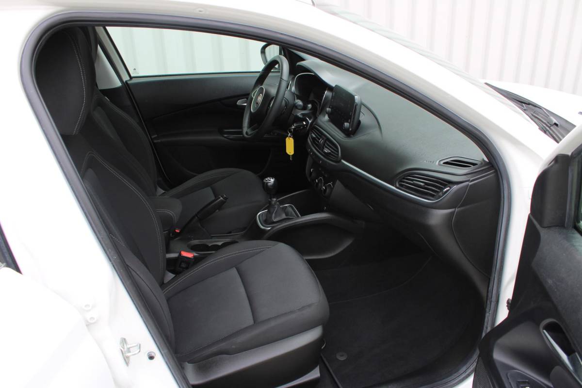 Fiat Tipo Fiat Tipo 1.4 Mirror | Incl. 12 maanden garantie | Cruise control | Airco | Trekhaak | DAB radio | navigatie | Bluetooth | Parkeercamera |