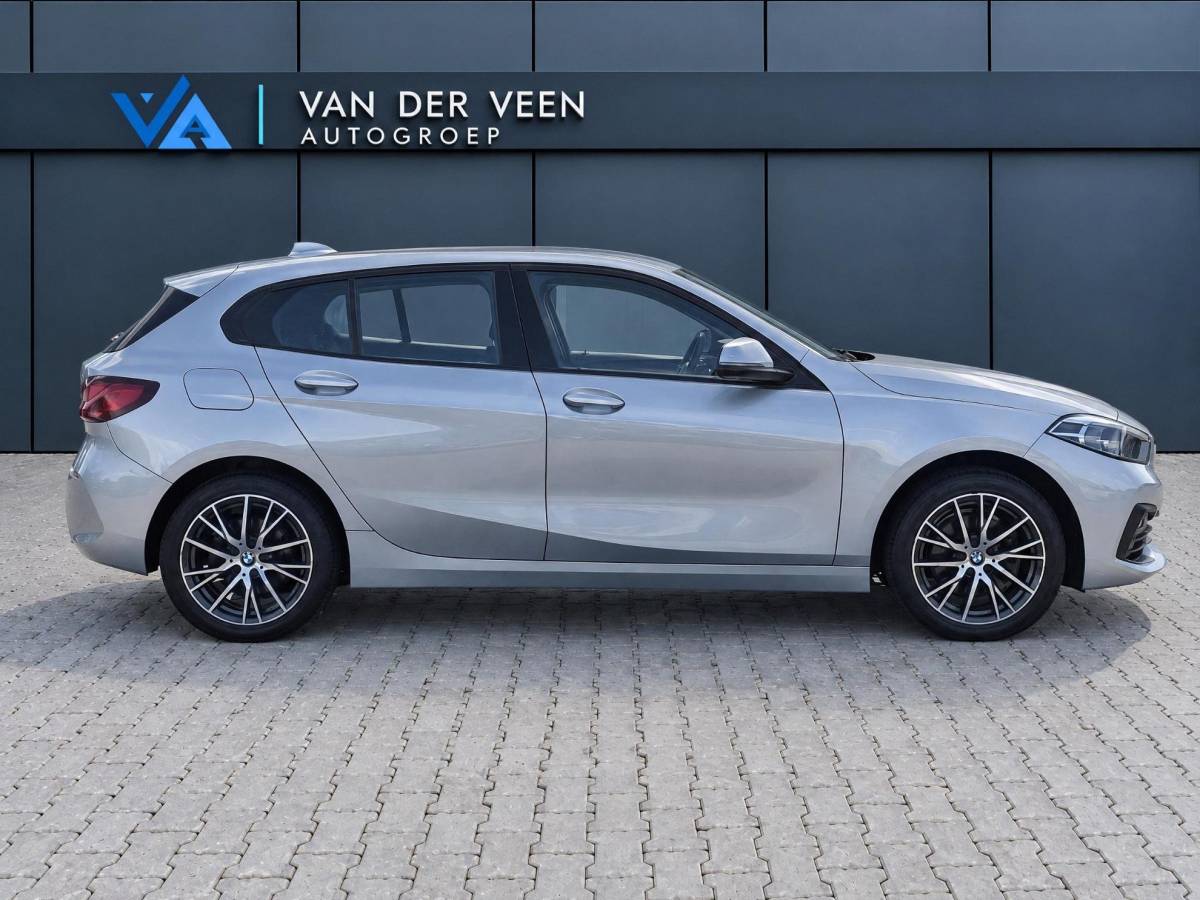 BMW 1 Serie BMW 1-serie 116i High Executive | Incl. 12 maanden garantie | Stoelverwarming | Apple Carplay & Android Auto | WIFI | Climate Control | Hill Hold | Elektrisch verstelbare stoelen |