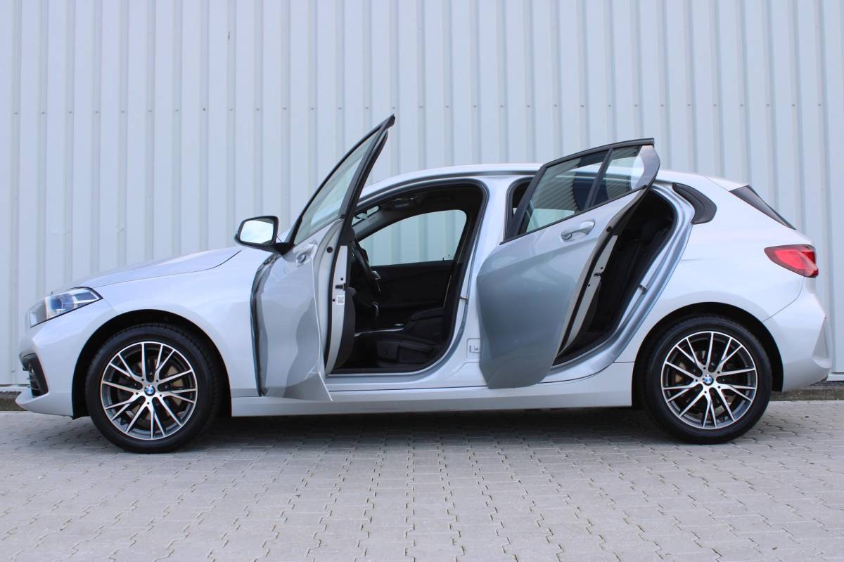 BMW 1 Serie BMW 1-serie 116i High Executive | Incl. 12 maanden garantie | Stoelverwarming | Apple Carplay & Android Auto | WIFI | Climate Control | Hill Hold | Elektrisch verstelbare stoelen |