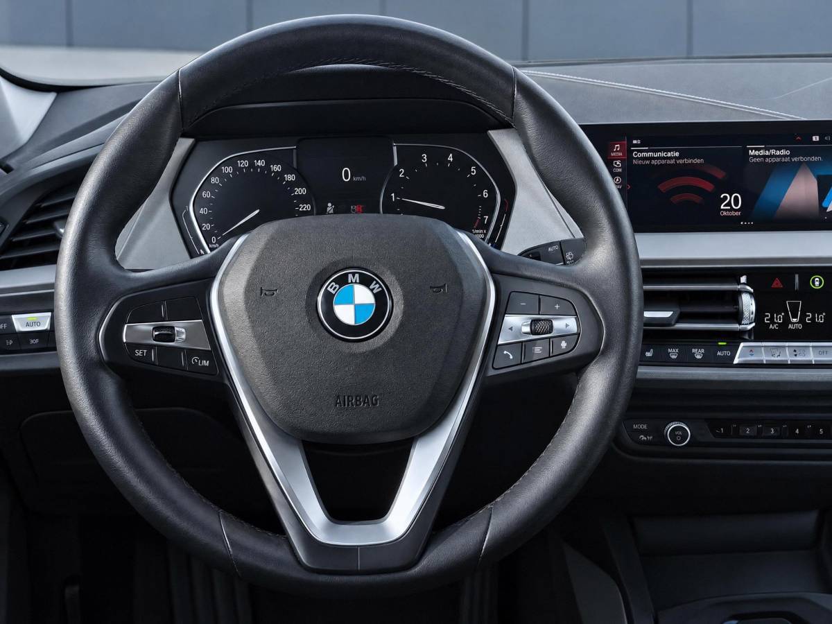 BMW 1 Serie BMW 1-serie 116i High Executive | Incl. 12 maanden garantie | Stoelverwarming | Apple Carplay & Android Auto | WIFI | Climate Control | Hill Hold | Elektrisch verstelbare stoelen |