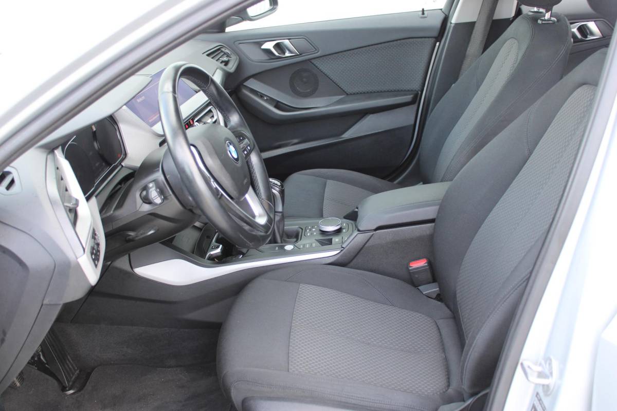 BMW 1 Serie BMW 1-serie 116i High Executive | Incl. 12 maanden garantie | Stoelverwarming | Apple Carplay & Android Auto | WIFI | Climate Control | Hill Hold | Elektrisch verstelbare stoelen |
