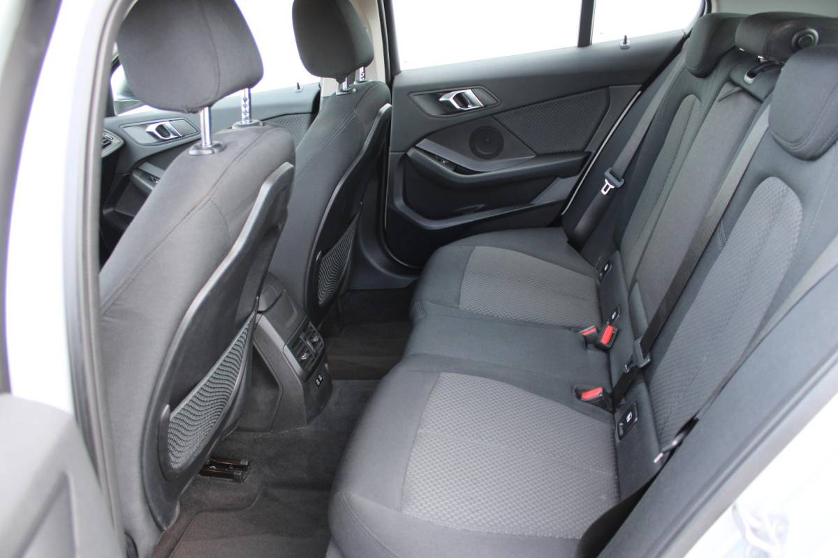 BMW 1 Serie BMW 1-serie 116i High Executive | Incl. 12 maanden garantie | Stoelverwarming | Apple Carplay & Android Auto | WIFI | Climate Control | Hill Hold | Elektrisch verstelbare stoelen |