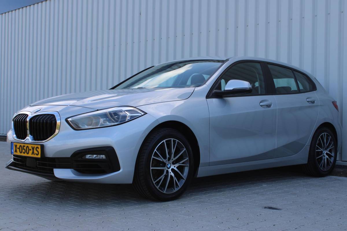 BMW 1 Serie BMW 1-serie 116i High Executive | Incl. 12 maanden garantie | Stoelverwarming | Apple Carplay & Android Auto | WIFI | Climate Control | Hill Hold | Elektrisch verstelbare stoelen |