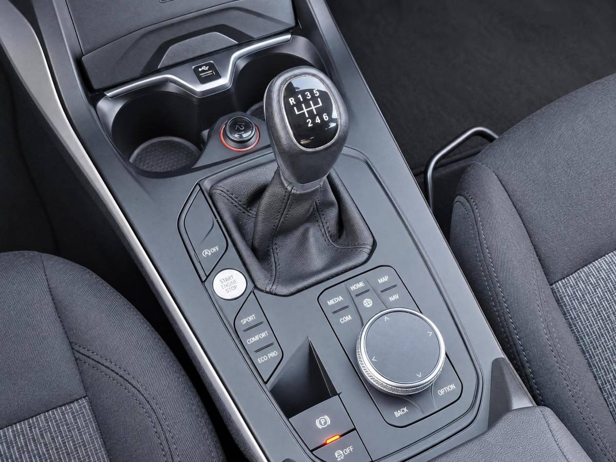 BMW 1 Serie BMW 1-serie 116i High Executive | Incl. 12 maanden garantie | Stoelverwarming | Apple Carplay & Android Auto | WIFI | Climate Control | Hill Hold | Elektrisch verstelbare stoelen |