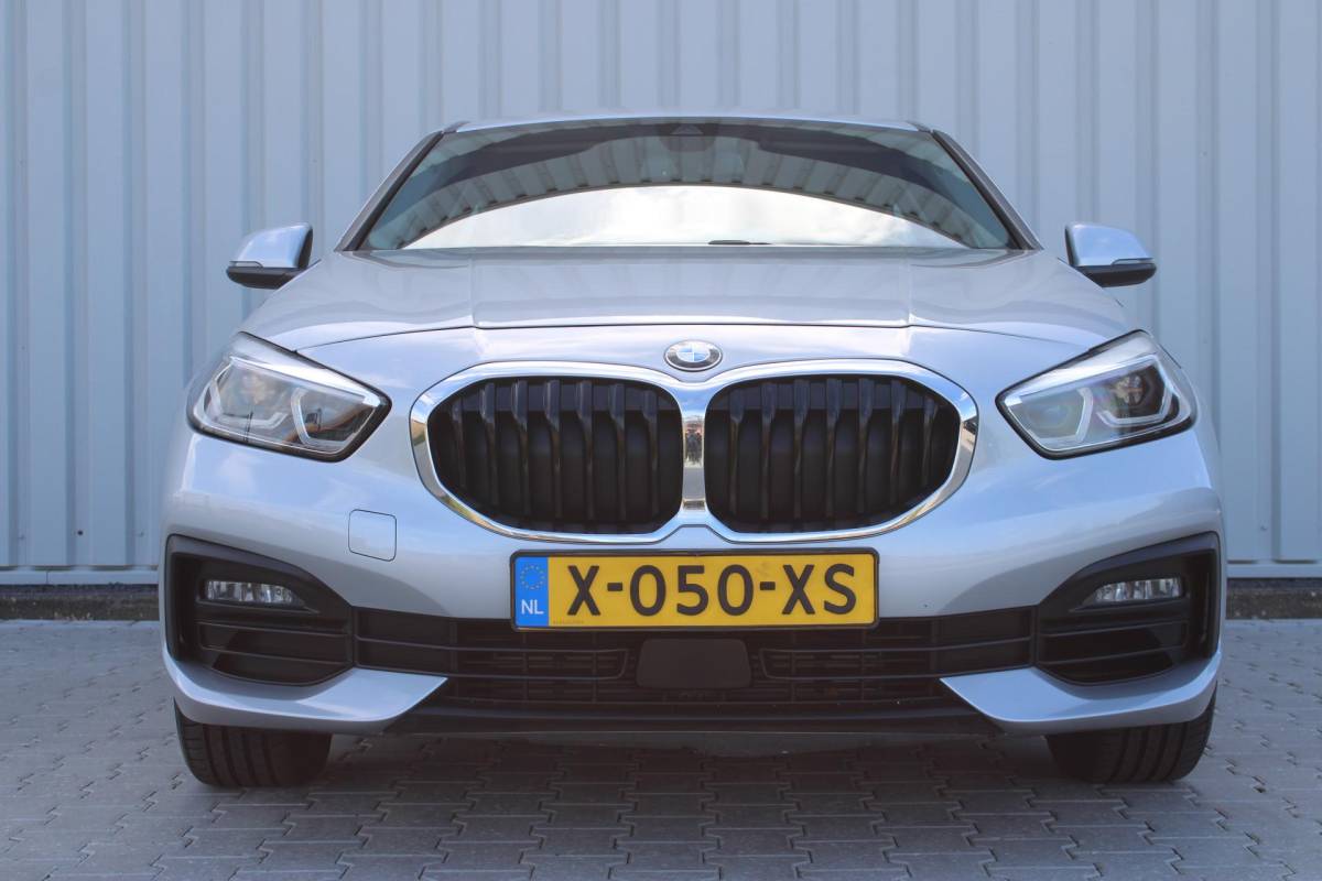 BMW 1 Serie BMW 1-serie 116i High Executive | Incl. 12 maanden garantie | Stoelverwarming | Apple Carplay & Android Auto | WIFI | Climate Control | Hill Hold | Elektrisch verstelbare stoelen |
