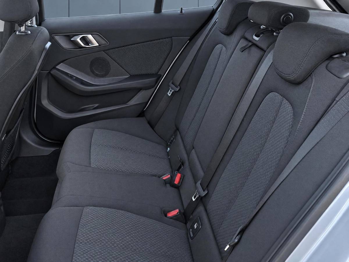BMW 1 Serie BMW 1-serie 116i High Executive | Incl. 12 maanden garantie | Stoelverwarming | Apple Carplay & Android Auto | WIFI | Climate Control | Hill Hold | Elektrisch verstelbare stoelen |