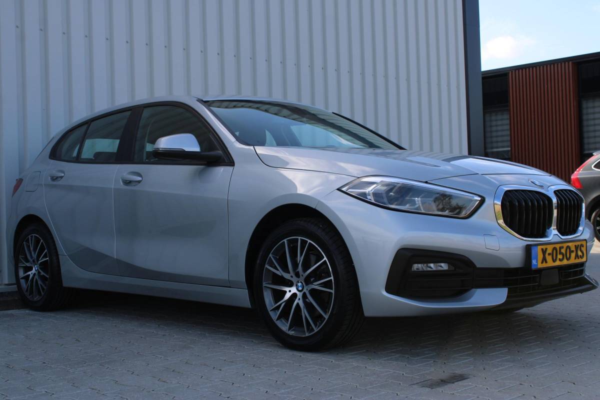 BMW 1 Serie BMW 1-serie 116i High Executive | Incl. 12 maanden garantie | Stoelverwarming | Apple Carplay & Android Auto | WIFI | Climate Control | Hill Hold | Elektrisch verstelbare stoelen |