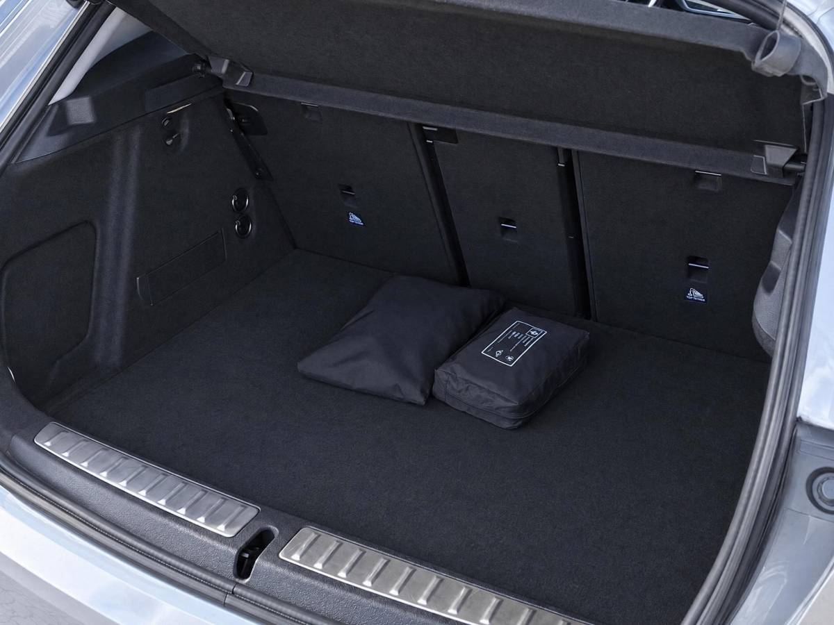 BMW 1 Serie BMW 1-serie 116i High Executive | Incl. 12 maanden garantie | Stoelverwarming | Apple Carplay & Android Auto | WIFI | Climate Control | Hill Hold | Elektrisch verstelbare stoelen |