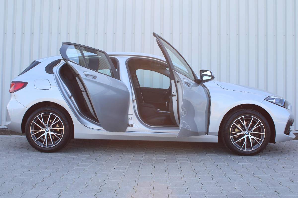 BMW 1 Serie BMW 1-serie 116i High Executive | Incl. 12 maanden garantie | Stoelverwarming | Apple Carplay & Android Auto | WIFI | Climate Control | Hill Hold | Elektrisch verstelbare stoelen |