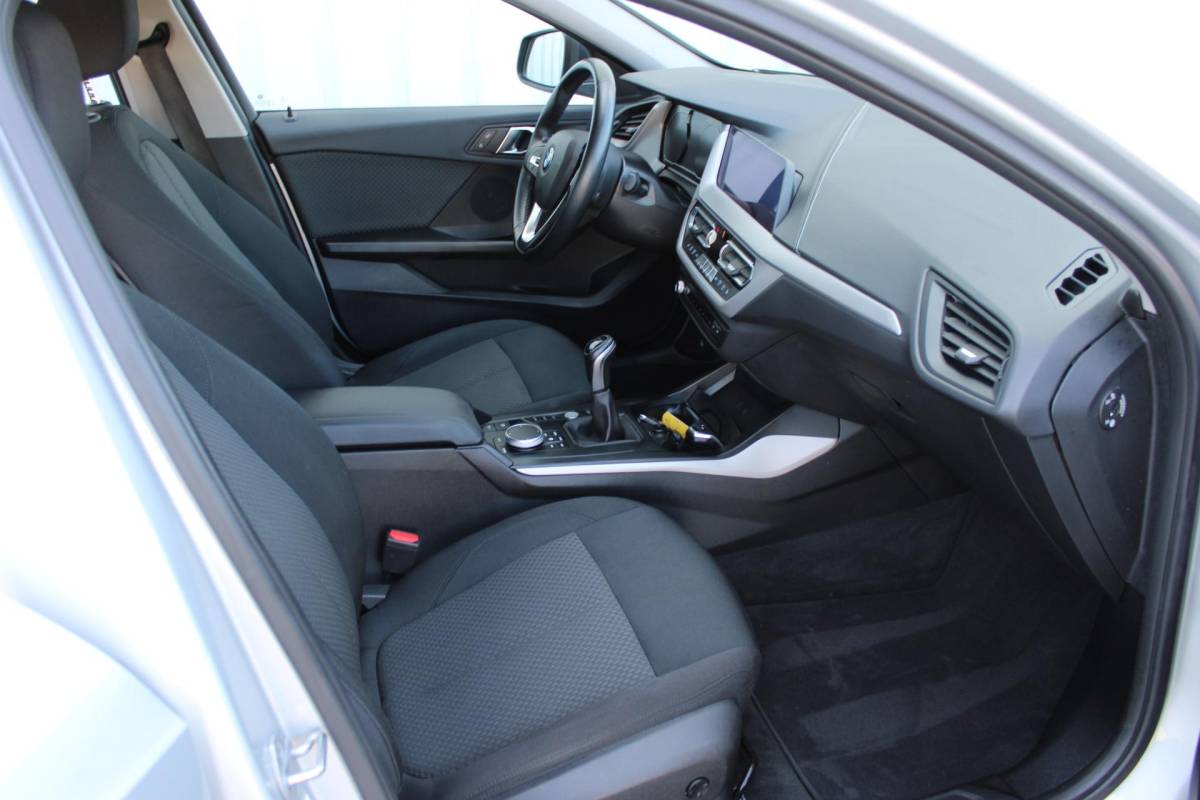 BMW 1 Serie BMW 1-serie 116i High Executive | Incl. 12 maanden garantie | Stoelverwarming | Apple Carplay & Android Auto | WIFI | Climate Control | Hill Hold | Elektrisch verstelbare stoelen |
