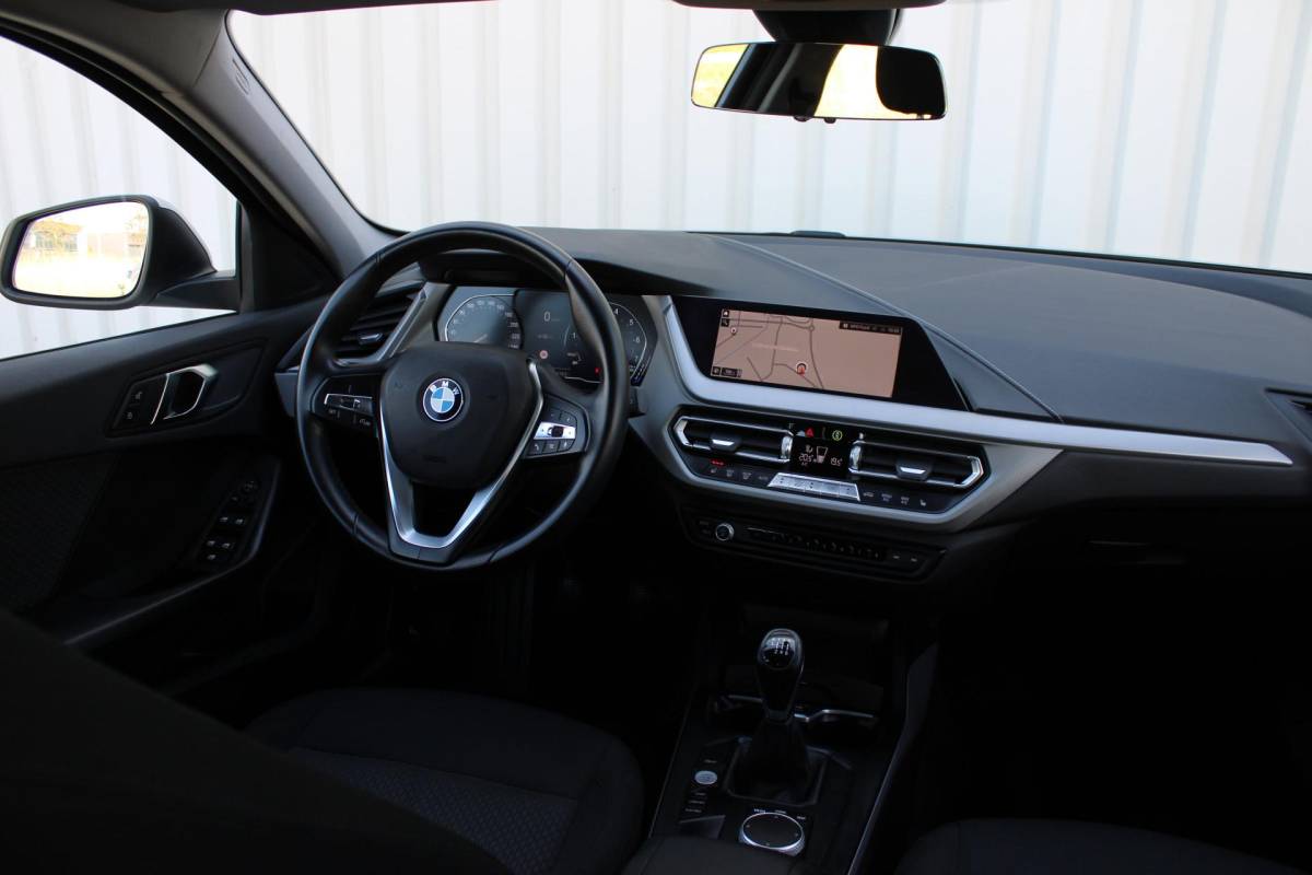 BMW 1 Serie BMW 1-serie 116i High Executive | Incl. 12 maanden garantie | Stoelverwarming | Apple Carplay & Android Auto | WIFI | Climate Control | Hill Hold | Elektrisch verstelbare stoelen |