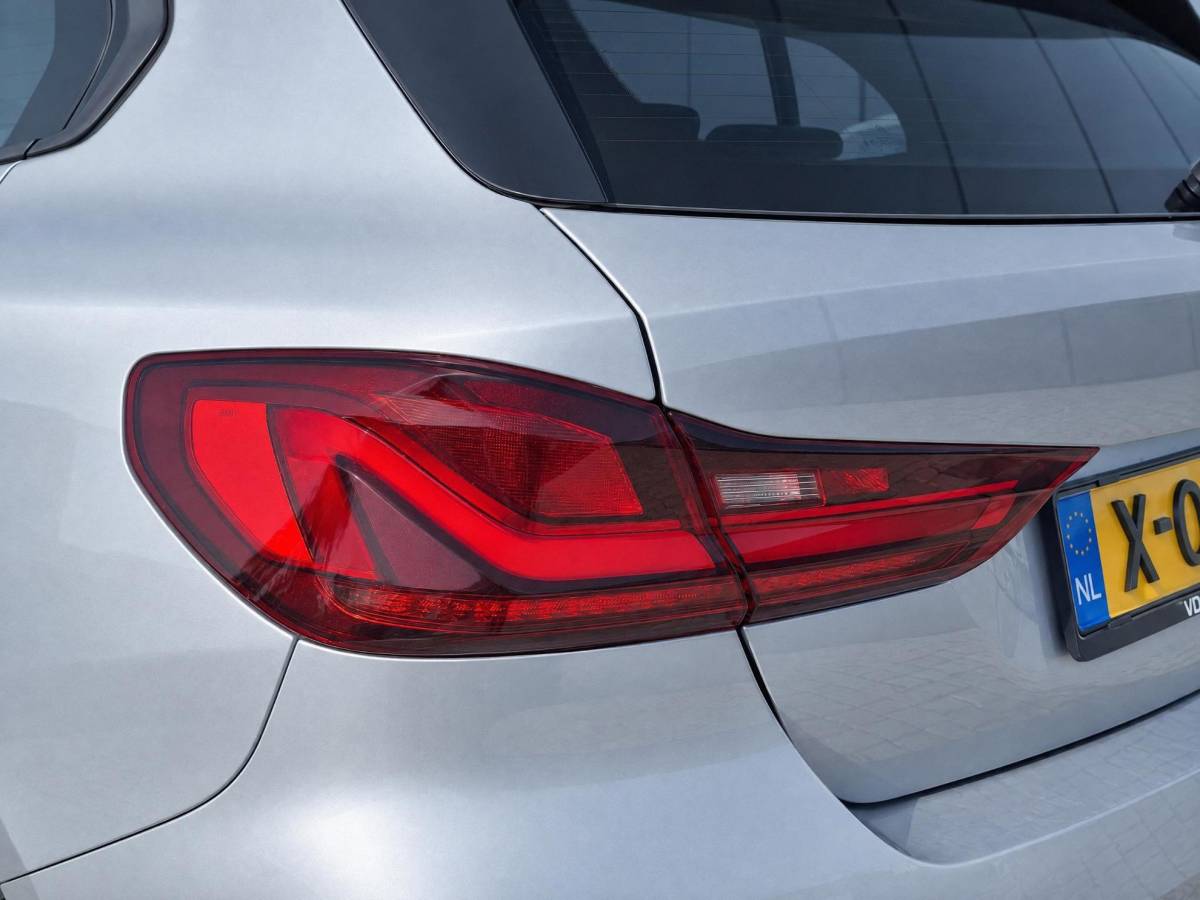 BMW 1 Serie BMW 1-serie 116i High Executive | Incl. 12 maanden garantie | Stoelverwarming | Apple Carplay & Android Auto | WIFI | Climate Control | Hill Hold | Elektrisch verstelbare stoelen |