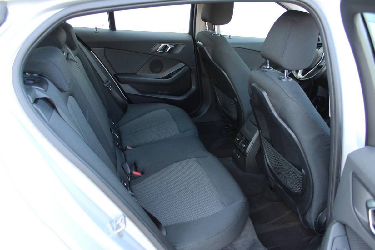 BMW 1 Serie BMW 1-serie 116i High Executive | Incl. 12 maanden garantie | Stoelverwarming | Apple Carplay & Android Auto | WIFI | Climate Control | Hill Hold | Elektrisch verstelbare stoelen |