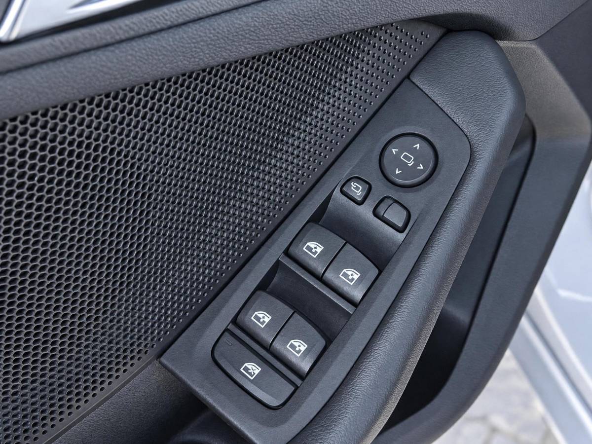 BMW 1 Serie BMW 1-serie 116i High Executive | Incl. 12 maanden garantie | Stoelverwarming | Apple Carplay & Android Auto | WIFI | Climate Control | Hill Hold | Elektrisch verstelbare stoelen |