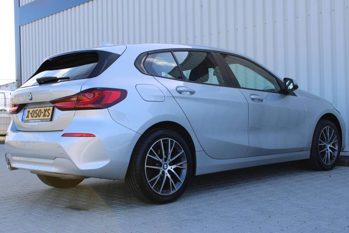 BMW 1 Serie BMW 1-serie 116i High Executive | Incl. 12 maanden garantie | Stoelverwarming | Apple Carplay & Android Auto | WIFI | Climate Control | Hill Hold | Elektrisch verstelbare stoelen |