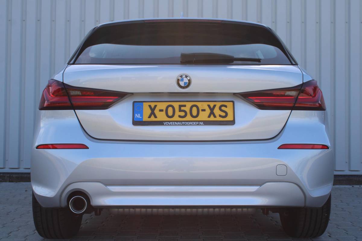 BMW 1 Serie BMW 1-serie 116i High Executive | Incl. 12 maanden garantie | Stoelverwarming | Apple Carplay & Android Auto | WIFI | Climate Control | Hill Hold | Elektrisch verstelbare stoelen |