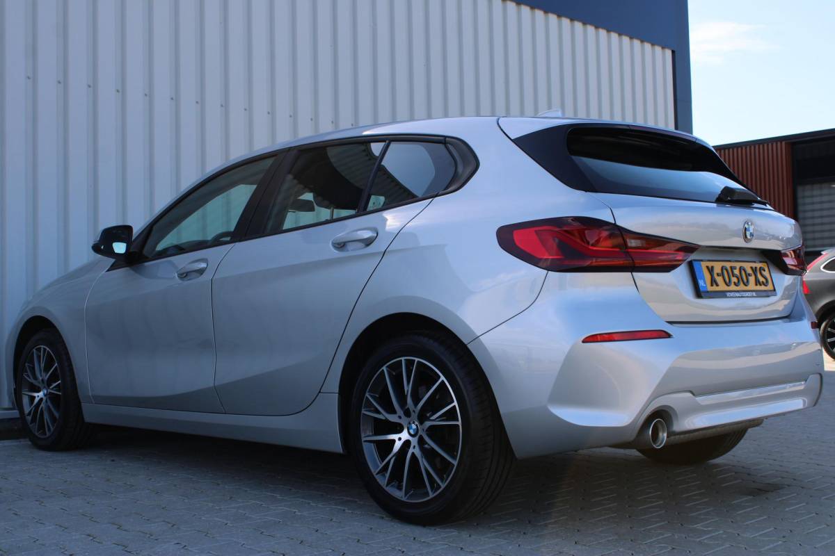 BMW 1 Serie BMW 1-serie 116i High Executive | Incl. 12 maanden garantie | Stoelverwarming | Apple Carplay & Android Auto | WIFI | Climate Control | Hill Hold | Elektrisch verstelbare stoelen |