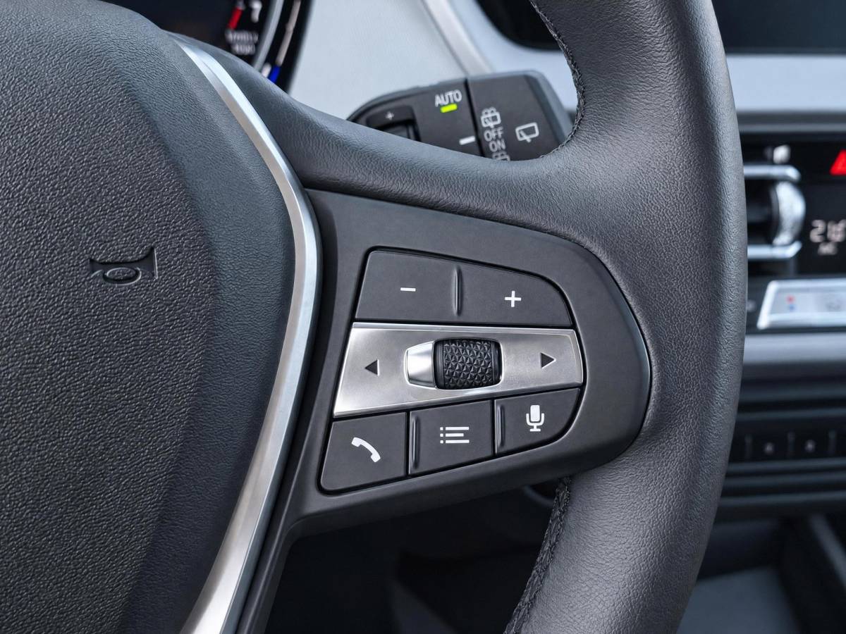 BMW 1 Serie BMW 1-serie 116i High Executive | Incl. 12 maanden garantie | Stoelverwarming | Apple Carplay & Android Auto | WIFI | Climate Control | Hill Hold | Elektrisch verstelbare stoelen |