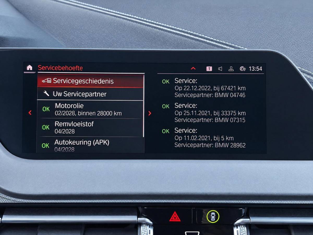 BMW 1 Serie BMW 1-serie 116i High Executive | Incl. 12 maanden garantie | Stoelverwarming | Apple Carplay & Android Auto | WIFI | Climate Control | Hill Hold | Elektrisch verstelbare stoelen |
