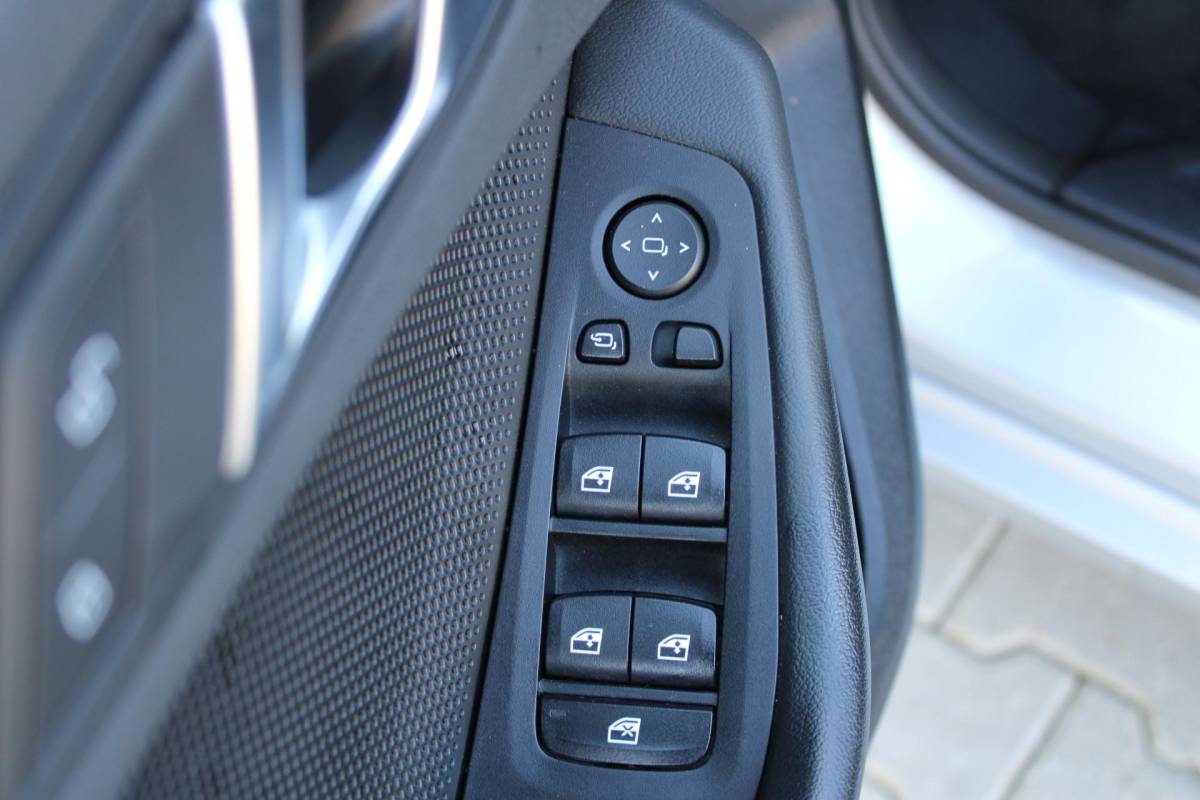 BMW 1 Serie BMW 1-serie 116i High Executive | Incl. 12 maanden garantie | Stoelverwarming | Apple Carplay & Android Auto | WIFI | Climate Control | Hill Hold | Elektrisch verstelbare stoelen |